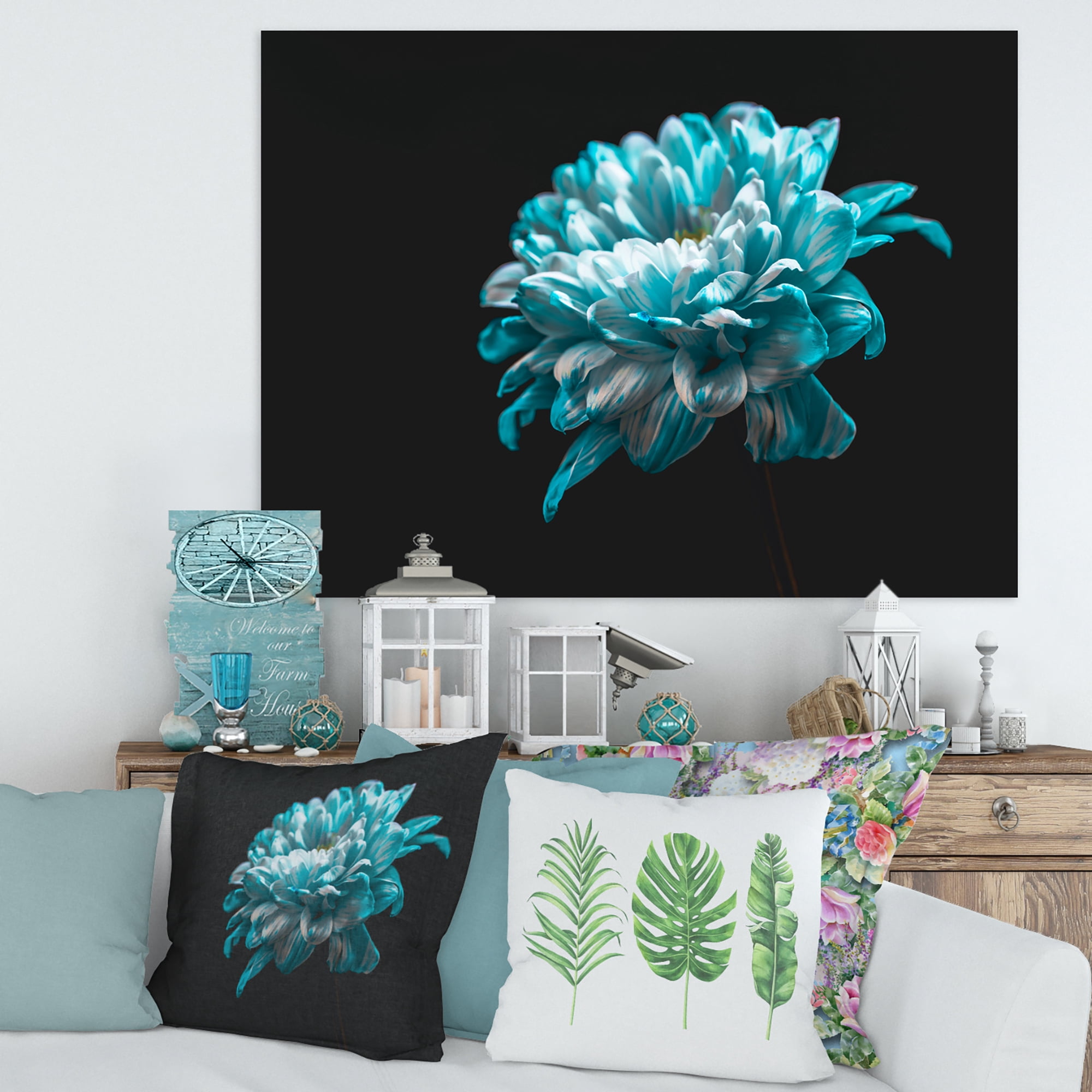 Designart ' Close Up Of White and Pure Blue Daisy Flower II ' Traditional Canvas Wall Art Print
