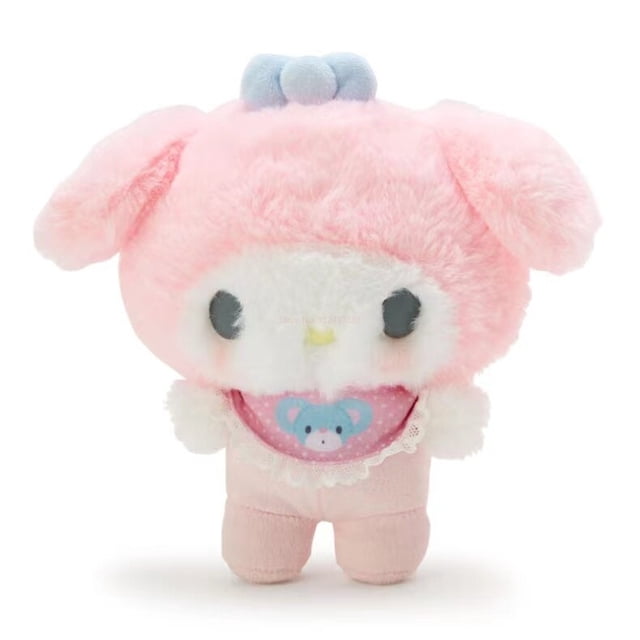chupete kawaii con forma de corazón para bebé banyuo conjunto de muñeco de cumpleaños caja de regalo Peluche My Melody rosa de frente, 14x12x6cm; felpa y relleno de algodón PP según especificación, cara blanca con ojos bordados grises, moño azul claro, babero con estampado y traje rosa; sobre fondo neutro; suele usarse también como adorno de caja de regalo.