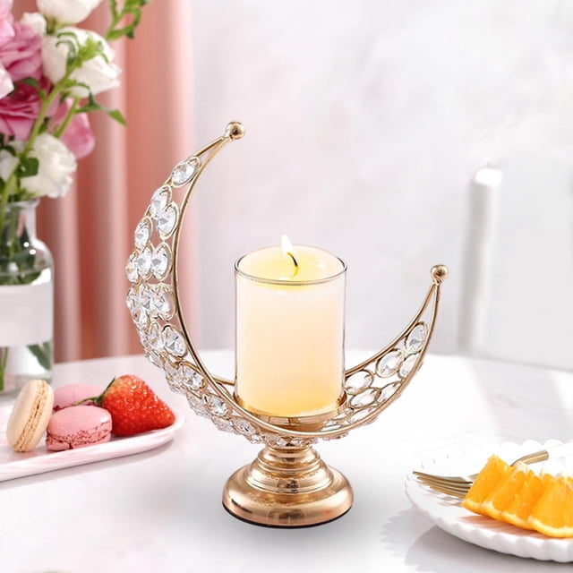 portavelas de pilar soledad decoración de mesa de boda metal dorado Vista frontal de un portavelas dorado marca SOLEDAD con diseño en media luna y cristales circulares, base redonda metálica estable y soporte para vela de pilar en vaso, colocado sobre una mesa decorada para boda.