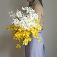 thumbnail image 1 of Ramo de rosas artificiales blancas y amarillas - 5 tallos, 25 cabezas florales realistas - tallos plegables para decoración del hogar, arreglos de jarrones, 1 of 6