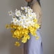 thumbnail image 1 of Ramo de Rosas Artificiales Blancas y Amarillas: 5 Flores de Tela con Tallos Flexibles para Decoración Del Hogar, Arreglos Florales y Centros de Mesa para Bodas., 1 of 6