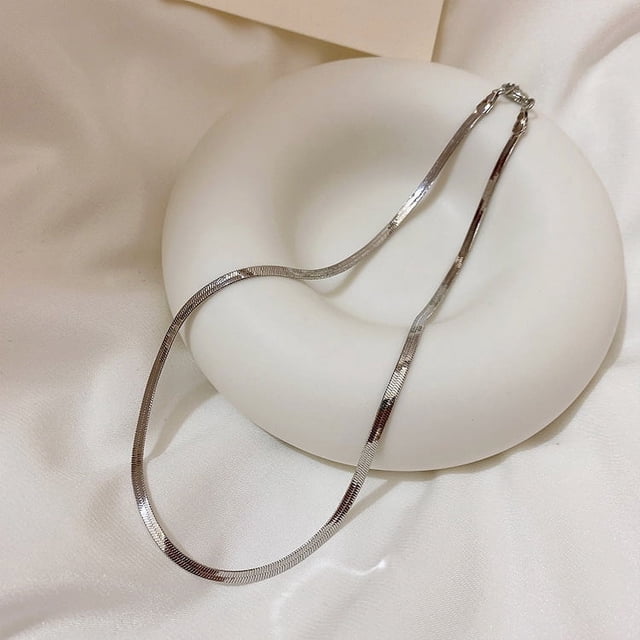 collar de color transparente con colgante de cara sonriente de oso de metal Collar de moda estilo coreano para mujer, cadena tipo serpiente plateada con cierre visible sobre soporte blanco; colgante de osito transparente con sonrisa dorada y piedras híbridas según especificación, diseño versátil ideal para combinar con atuendos y como recuerdo o regalo.