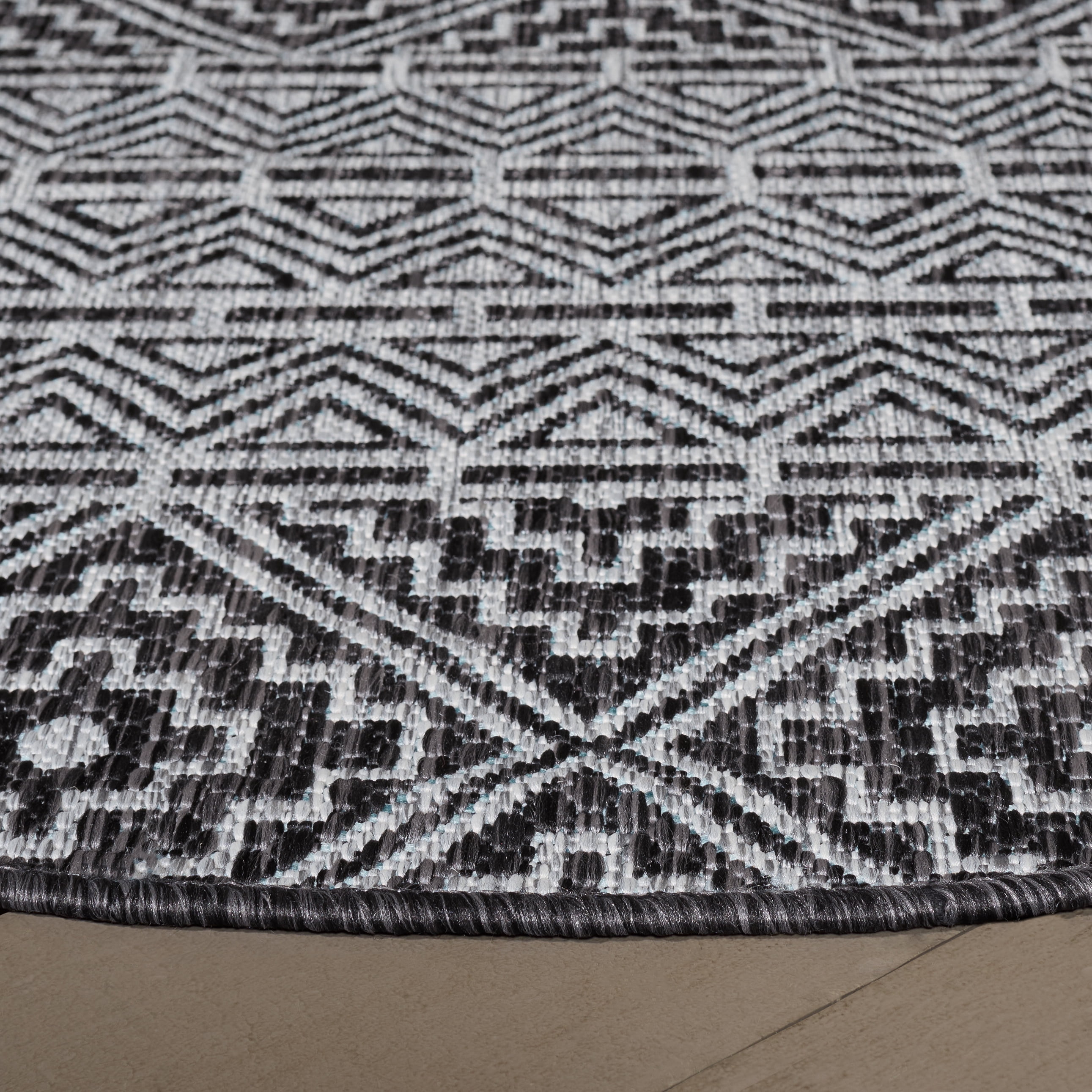 SAFAVIEH Courtyard Karen Geometric Indoor/Outdoor Area Rug, Black/Grey, 5'3" x 5'3" Round