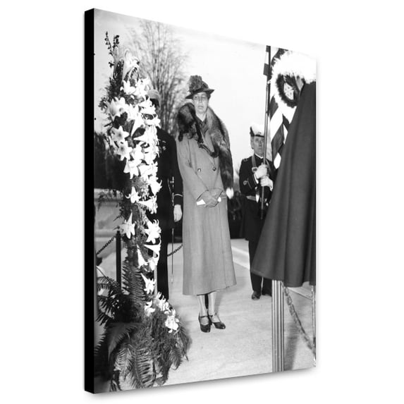 Canvas Print: President's Wife, Mrs. Roosevelt With Wreath Of Lillies On Unknown