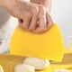 thumbnail image 4 of Rascador de masa de plástico con marcas de medición - Herramienta flexible para repostería para amasar, cortar y dar forma a la masa, tortitas, salchichas, 4 of 6