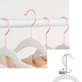 thumbnail image 4 of Juego de 50 Perchas de Terciopelo, 41.5 cm de Largo, con Ganchos Giratorios de 360°, para Camisas de Abrigo Completas, Blanco, 4 of 9