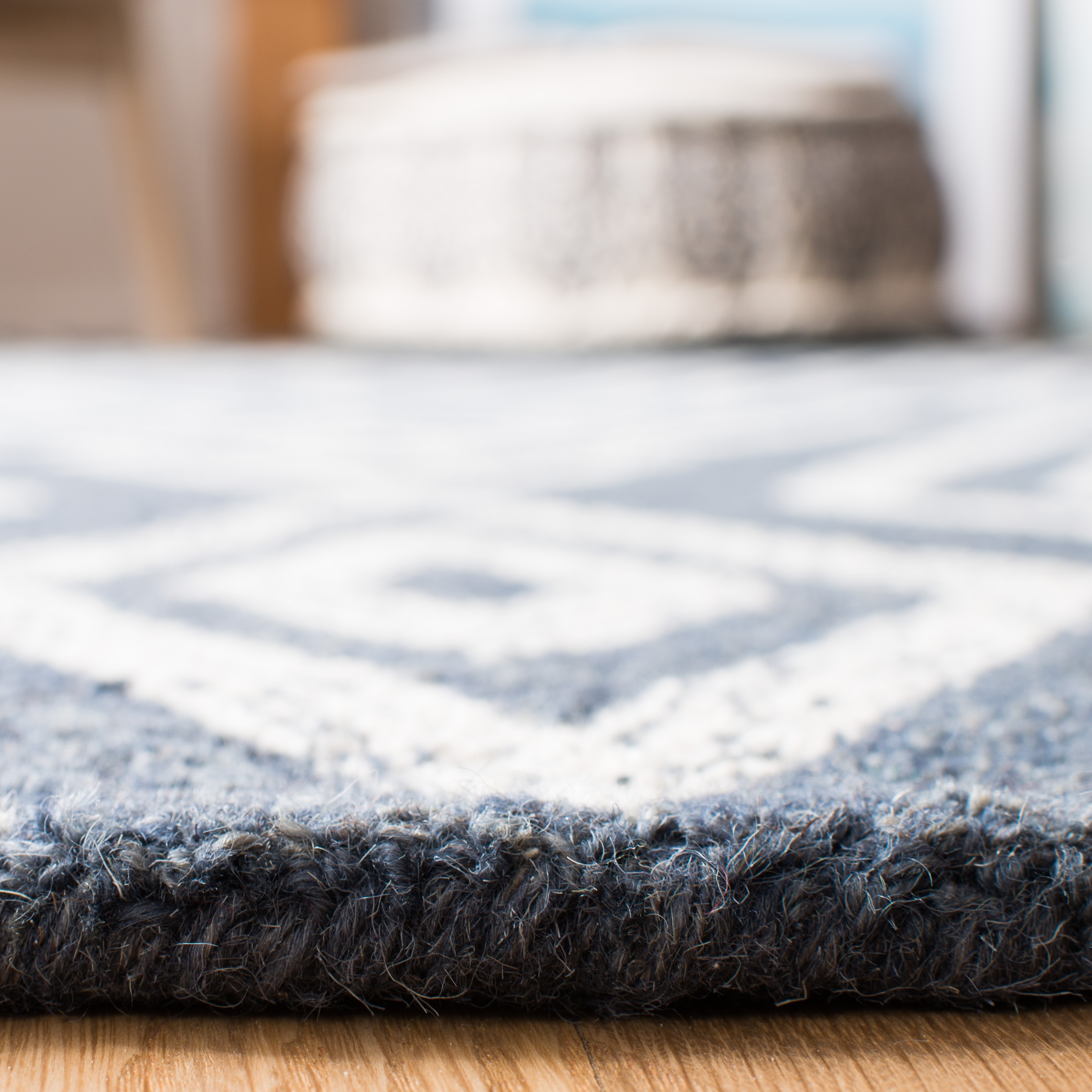 SAFAVIEH Micro-Loop Orlando Geometric Diamonds Area Rug, Navy/Blue, 2'6" x 4'