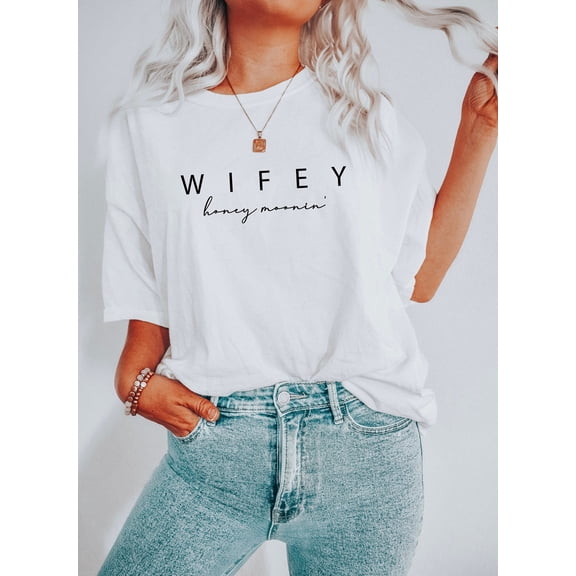 Wifey Honeymoonin' Newlywed Gift T-Shirt