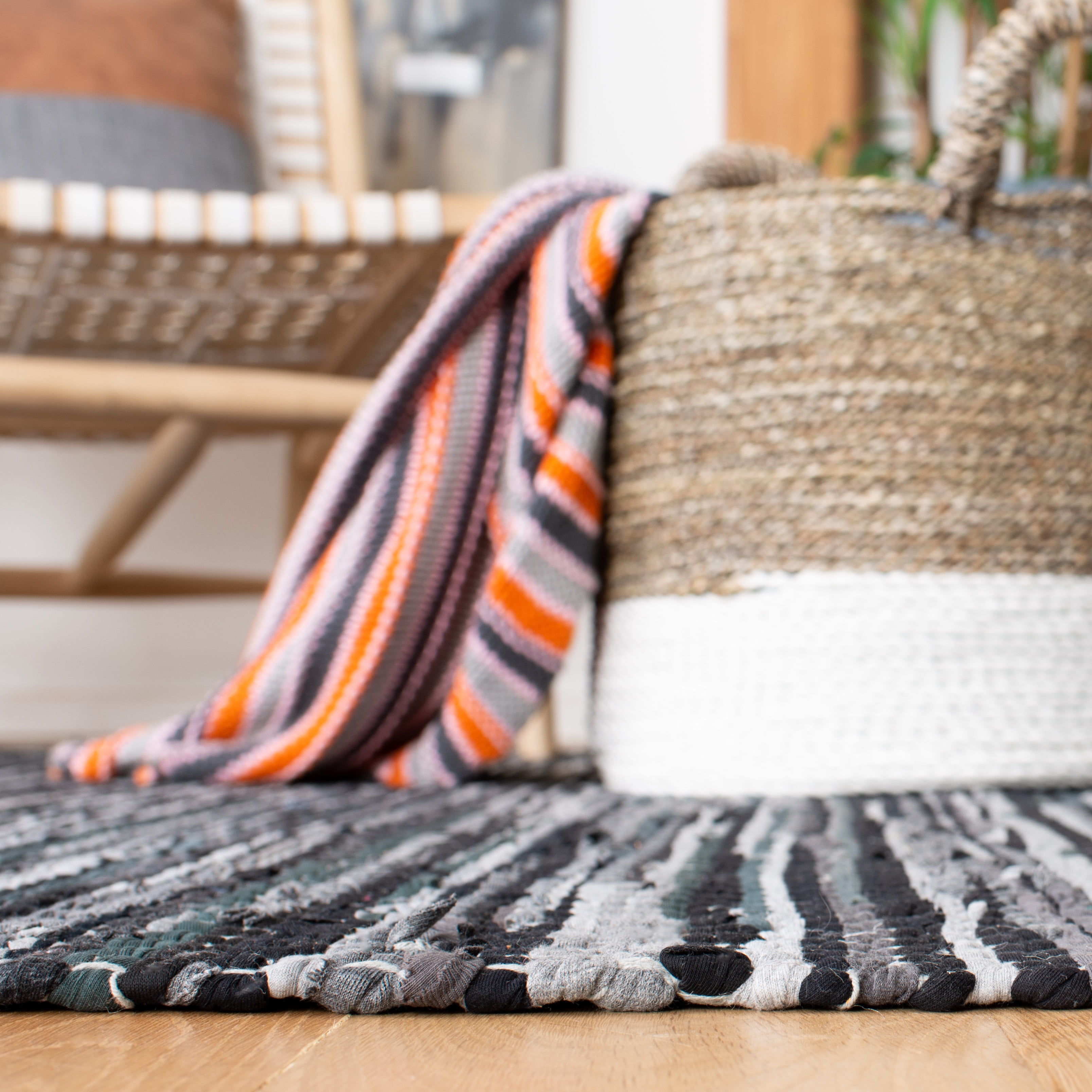 SAFAVIEH Montauk Renae Distressed Area Rug, Grey/Black, 6' x 9'