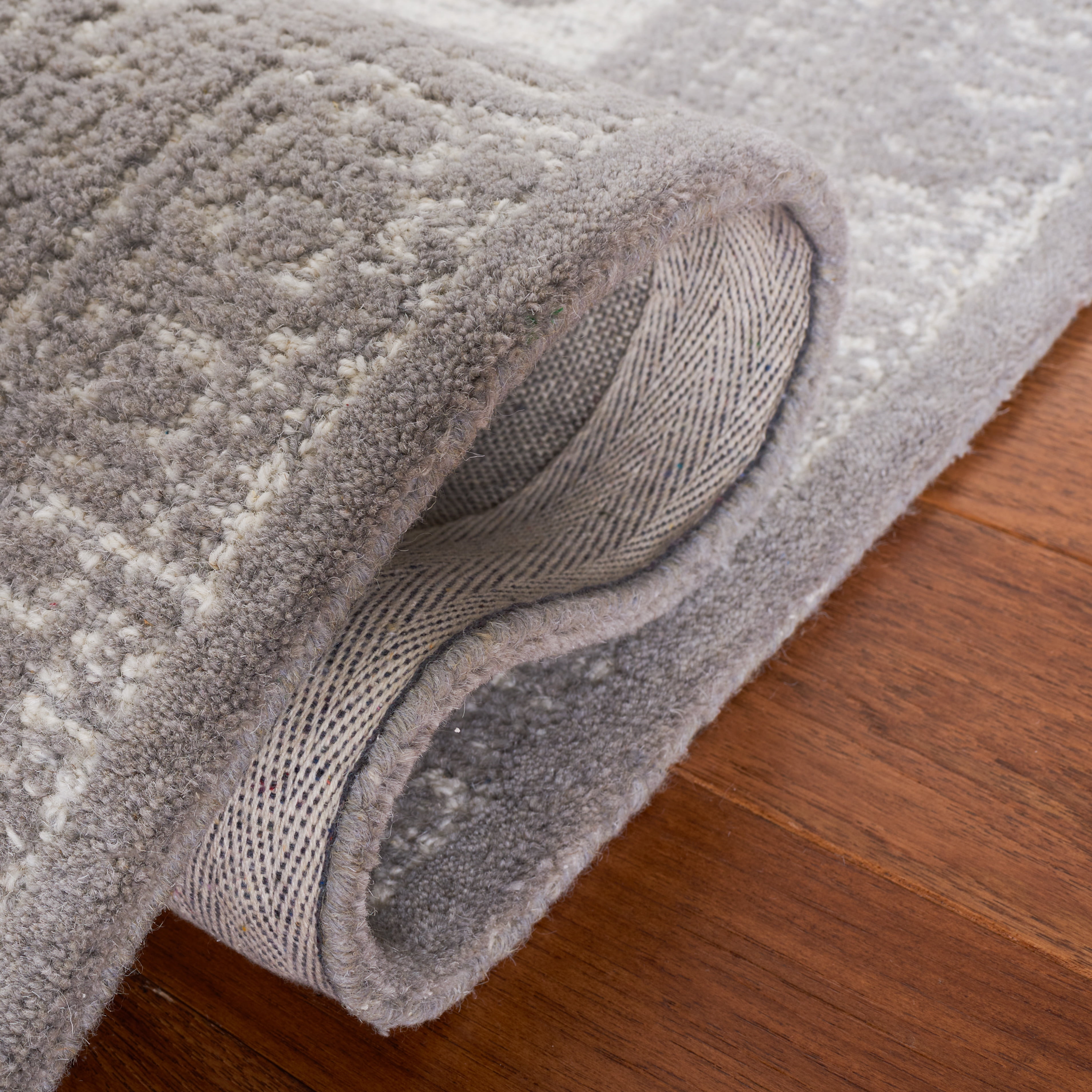 SAFAVIEH Metro Gertrude Medallion Area Rug, Dark Grey/Ivory, 4' x 6'