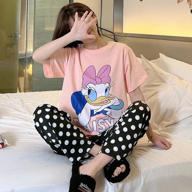 Disney-Conjunto de 2 piezas de pijama de Mickey Mouse para mujer, camisa de manga corta y pantalones gráficos, ropa de noche suave para mujer, novedad de verano