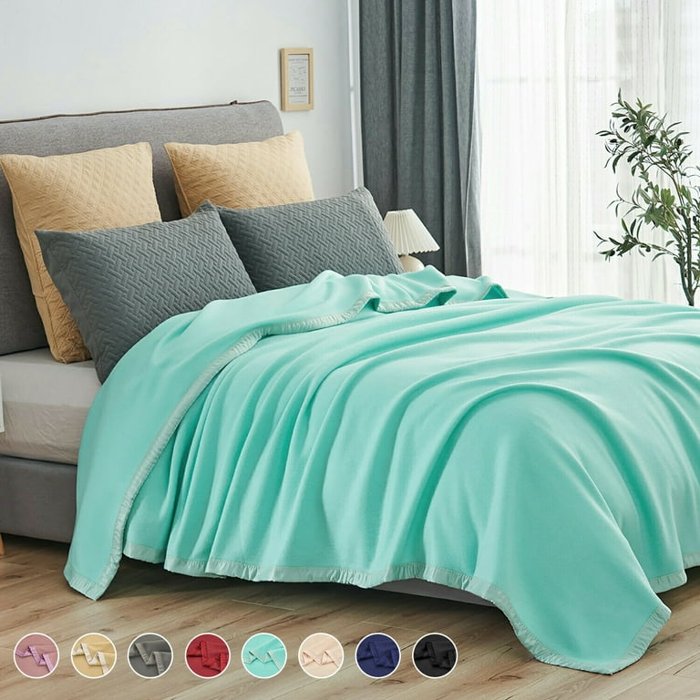Comforter with online satin trim