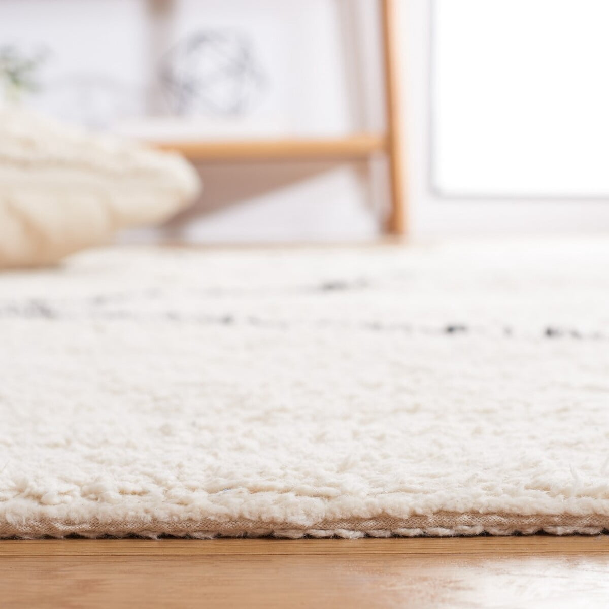 SAFAVIEH Easy Care Myrtle Cross Runner Rug, 2'3" x 9', Ivory/Black