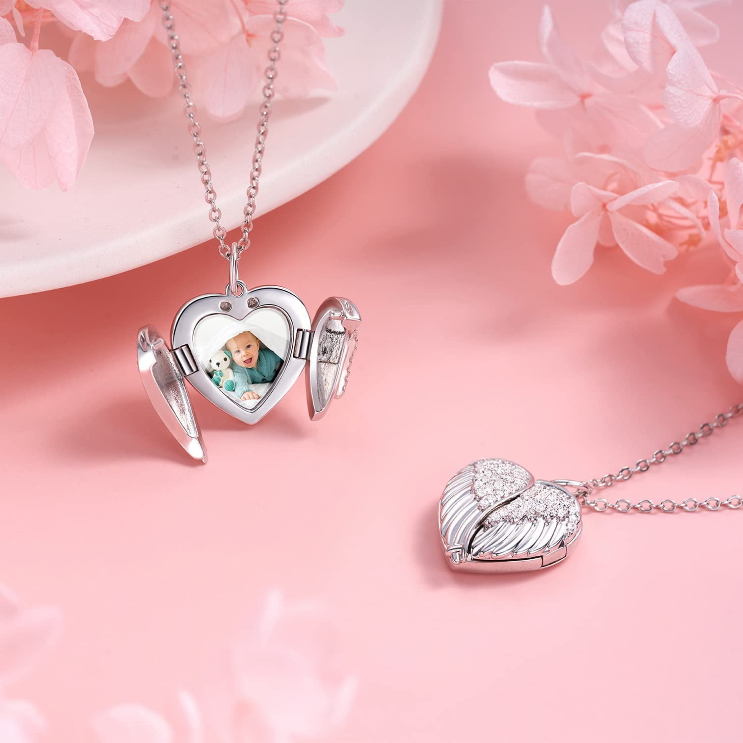 every image in the heart locket (@TheSameHeartGif) / X