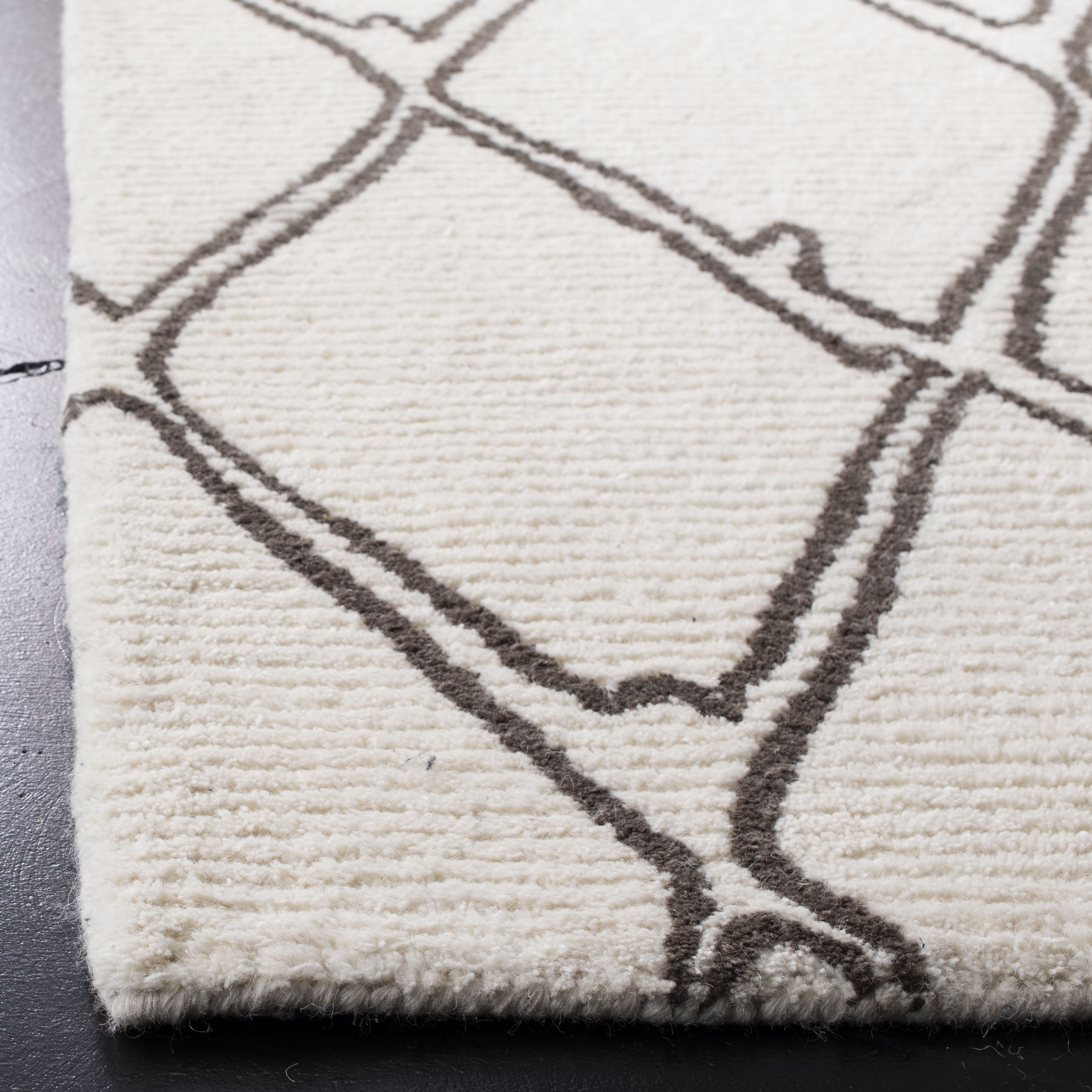 SAFAVIEH Casablanca Amilia Geometric Diamonds Wool Shag Area Rug, Ivory/Grey, 5' x 8'