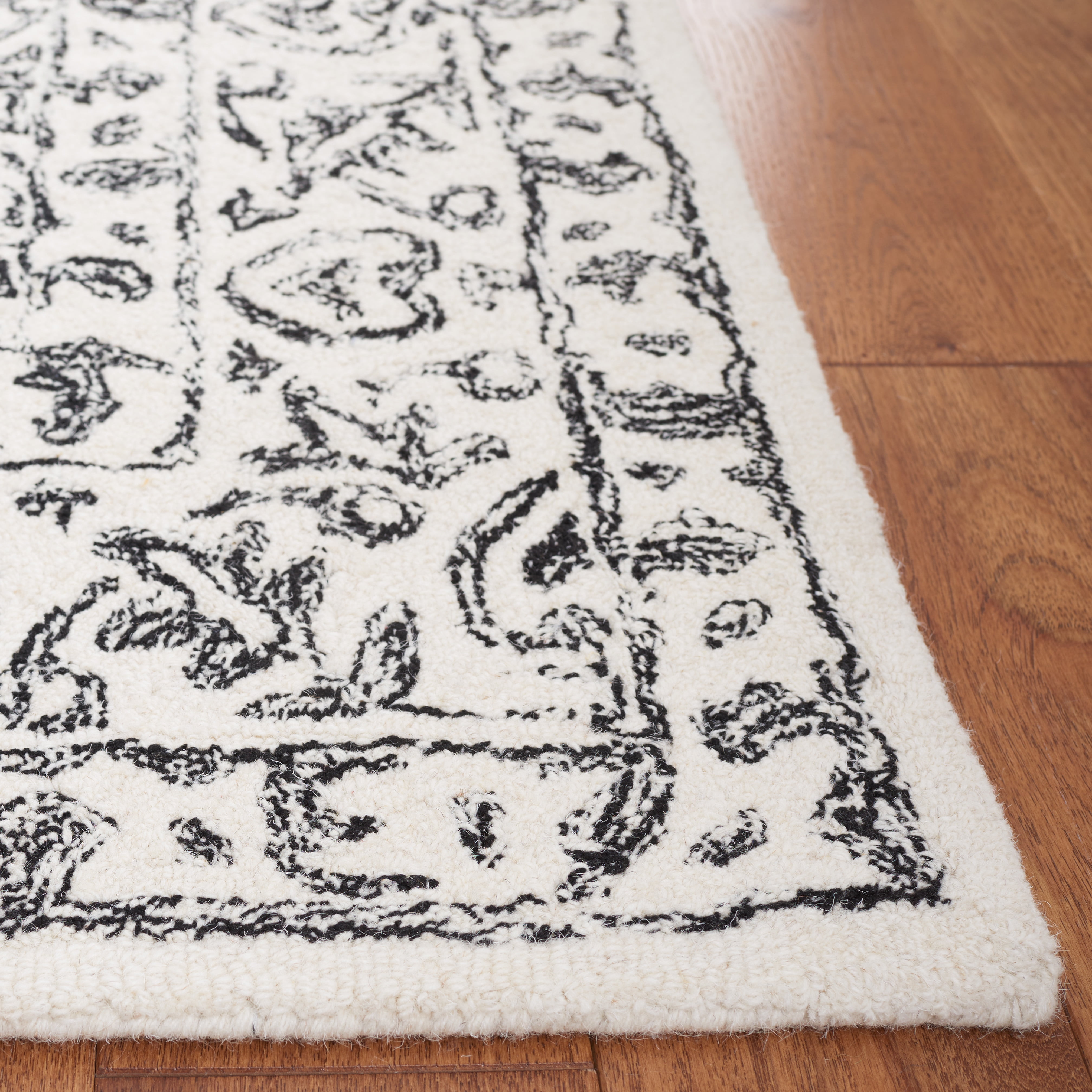 Safavieh Dip Dye Felicia Floral Area Rug, Ivory/Black, 7' x 7' Square