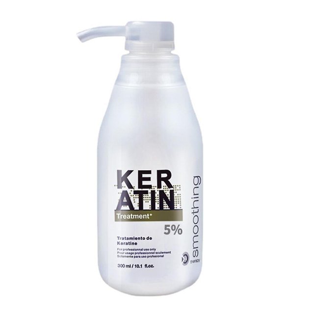 sky blue kit de tratamiento capilar de queratina natural brasileña para alisar rizos y frizz nuevo 300 ml botella — Vista frontal centrada de un dispensador plástico translúcido con pico dosificador y etiqueta 'KERATIN' con '5%' y 'smoothing'; envase indicado en especificaciones para alisar, eliminar frizz y aportar brillo al cabello; a menudo usado para mantener peinados lisos entre sesiones.