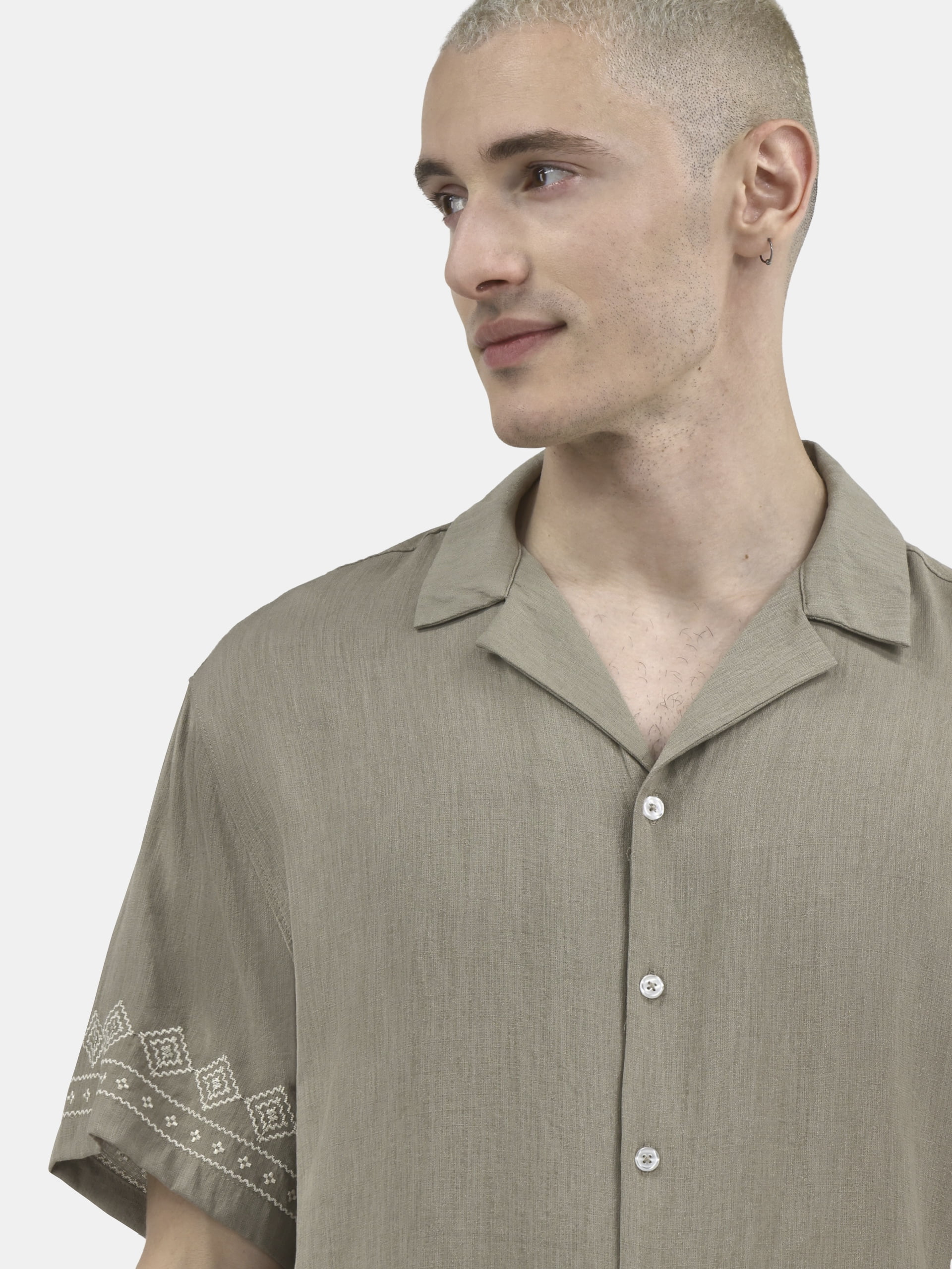 No Boundaries Men's & Big Men's Button Down Embroidered Hem Summer Shirt, Sizes XS-5XL