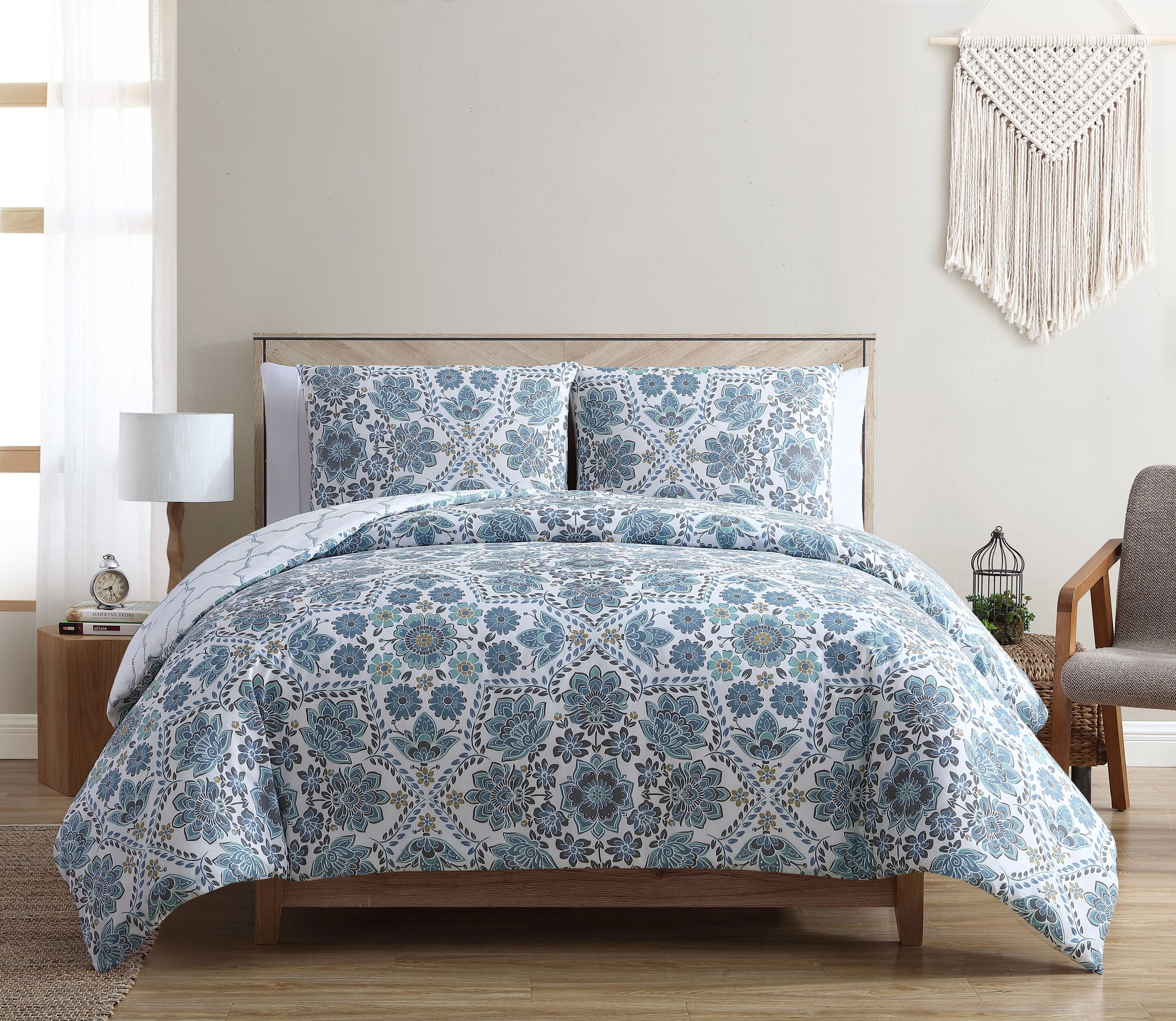 VCNY Home Agnes Reversible Floral Medallion Duvet Cover Set, Full/Queen