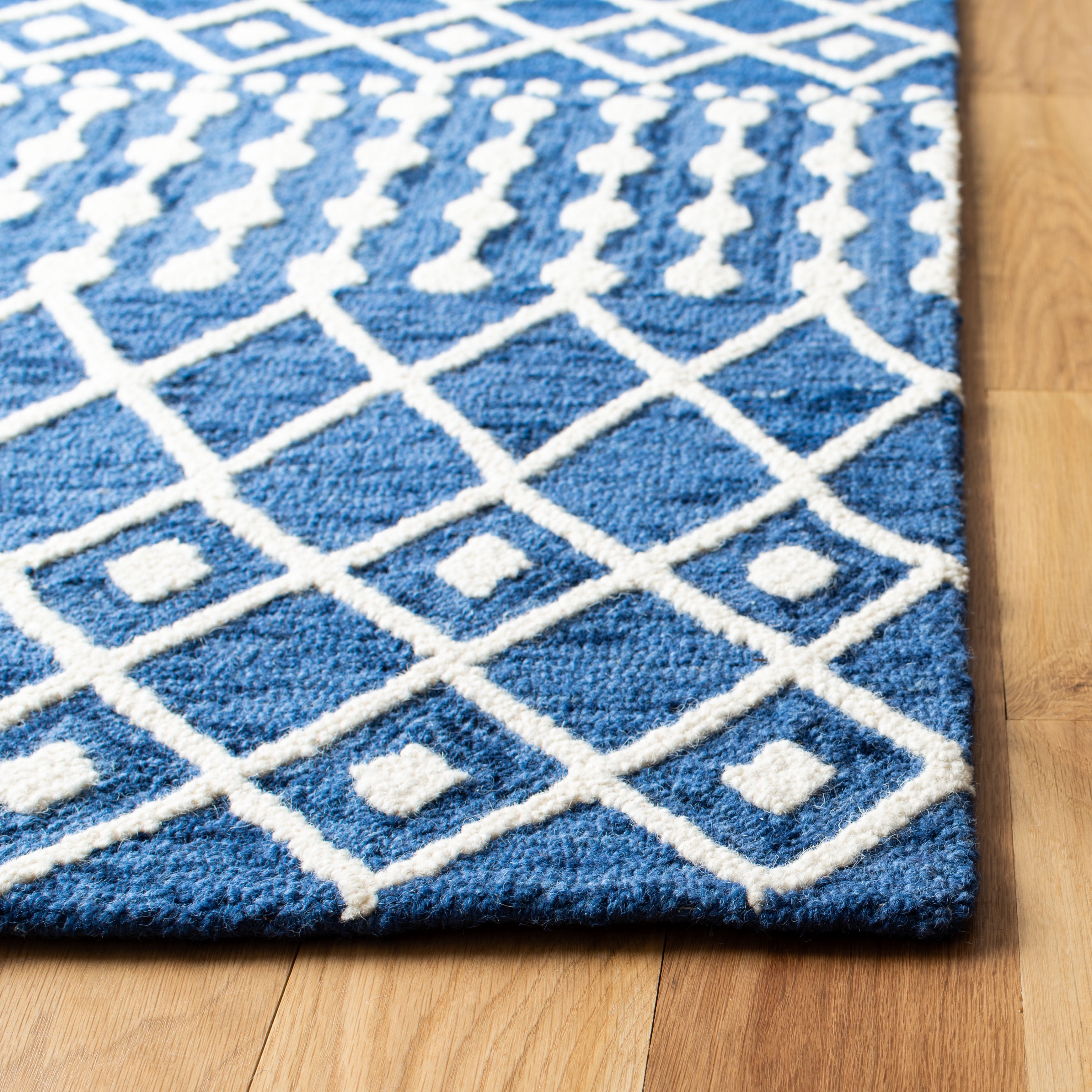 SAFAVIEH Blossom Aspen Aztec Runner Rug, Navy/Ivory, 2'3" x 8'