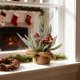 thumbnail image 5 of Mini árbol de Navidad artificial flocado con piñas | Decoración de mesa de 30 cm para repisa de escritorio | Decoración navideña para el hogar con bayas blancas de invierno y tocón de madera., 5 of 5