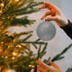 thumbnail image 4 of Adornos navideños de 15 cm (6 pulgadas) - Bolas de purpurina irrompibles para árbol/corona, paquete a granel de bolas colgantes de plástico, decoración navideña para fiestas y hogar, 4 of 4