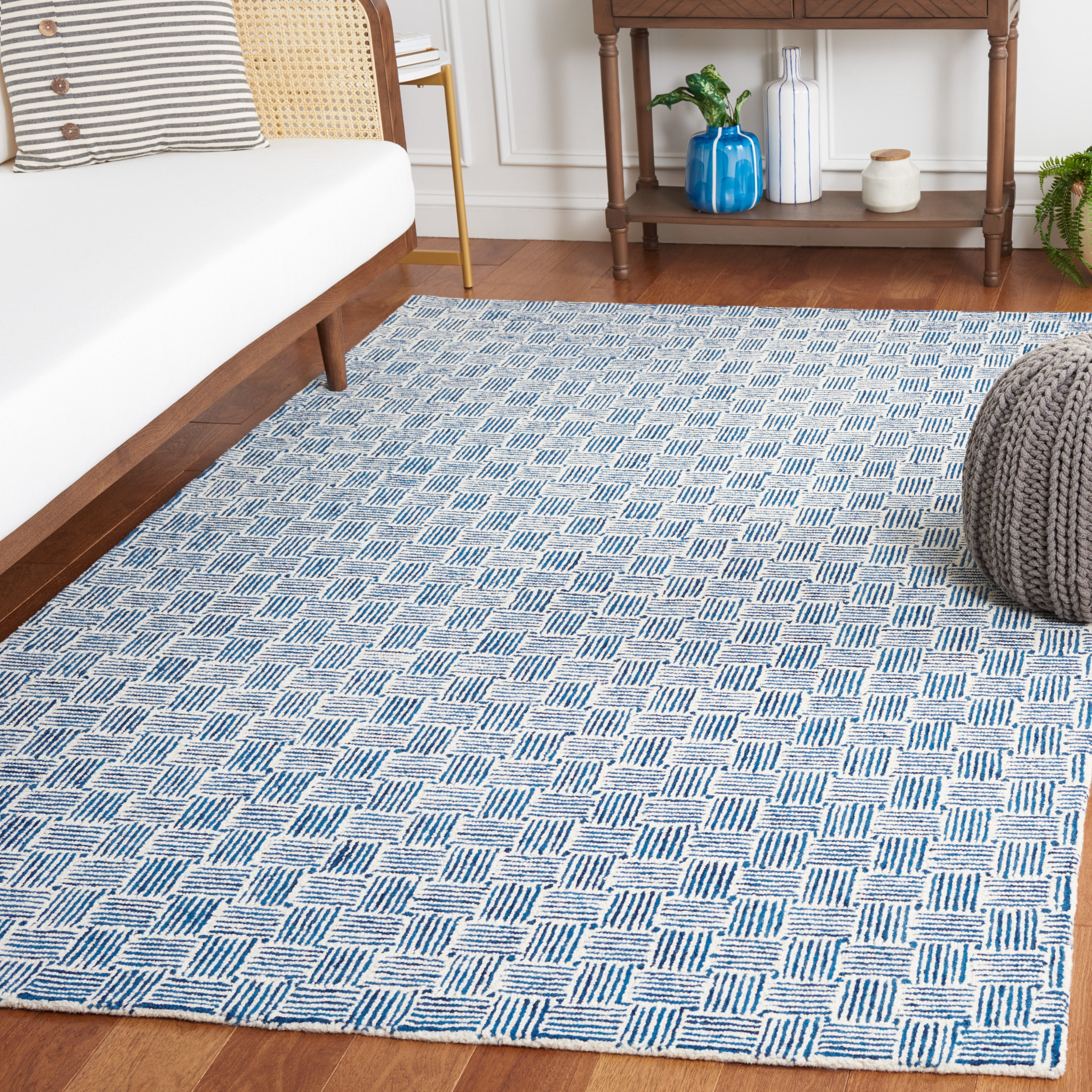 SAFAVIEH Micro-Loop Charlotte Solid Area Rug, Navy/Ivory, 6' x 9'