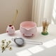 thumbnail image 3 of Juego de 5 Piezas de Matcha de Cerámica con Calcomanías de Corazón Rosa. Incluye un Juego de Matcha, un Tazón, un Batidor, un Soporte, una Cuchara de Bambú y un Colador., 3 of 5