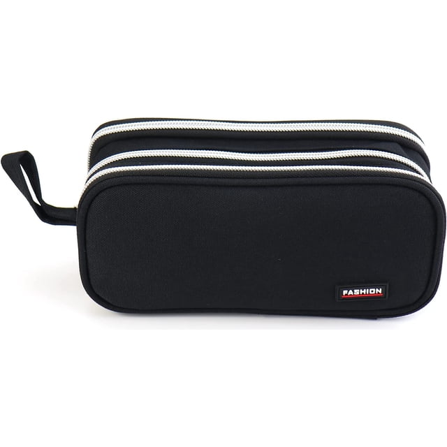 estuche escolar negro jm con 3 compartimentos gran capacidad para estudiantes, vista frontal rectangular con tres cremalleras blancas paralelas, tela negra texturada, asa lateral y etiqueta 'FASHION' en esquina; adecuado para organización escolar en mochila.