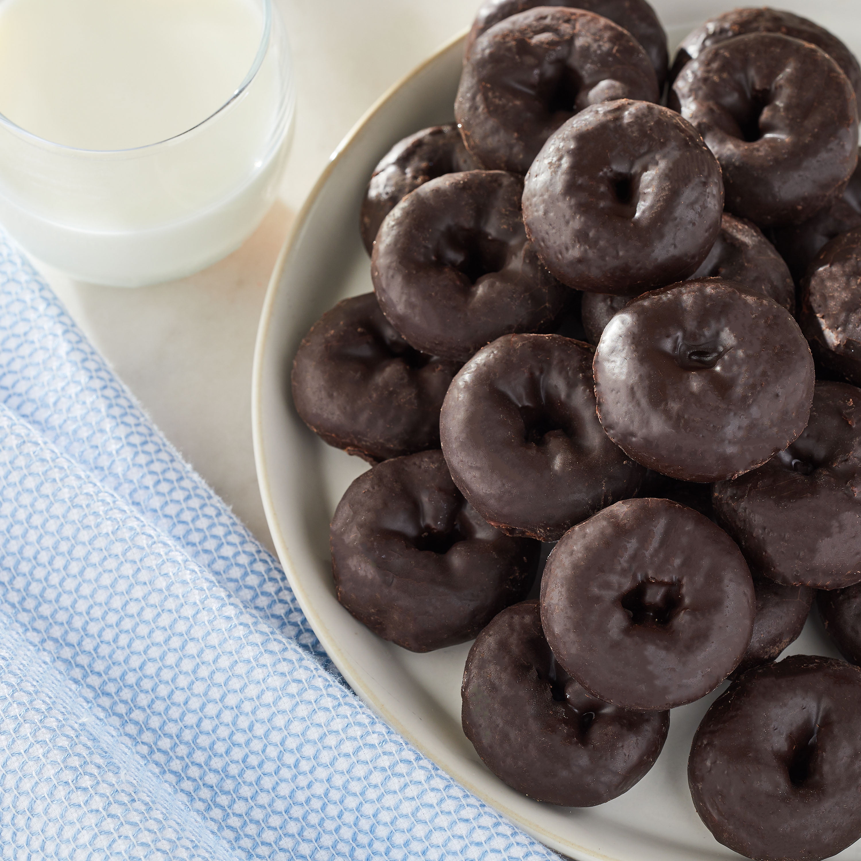 Freshness Guaranteed Chocolate Frosted Mini Donuts, Bakery Clamshell, 14 oz