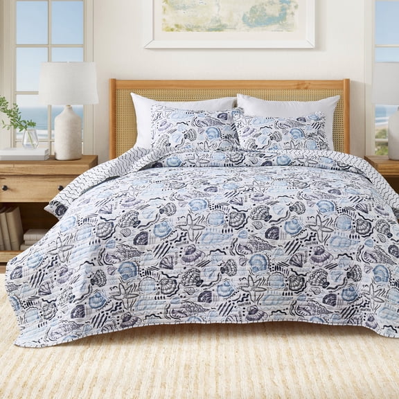 Coastal Quilt Set - Lightweight, Soft, All-Season - 2-Piece Reversible Seashell Bedding Set (Twin / Twin XL, Scattered Shells)