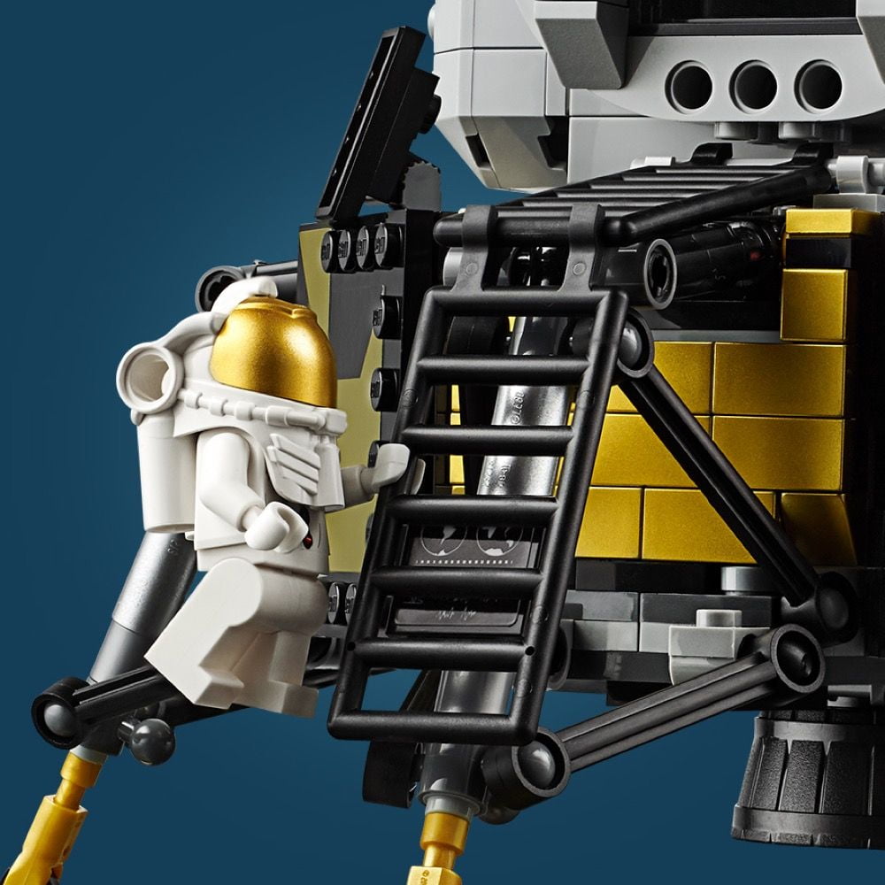 Tilladelse etc Helligdom LEGO Creator Expert NASA Apollo 11 Lunar Lander 10266 Model Building Kit  for Adults, Astronaut Mini Figures, Lunar Lander Replica, NASA Collectible  For Home Office Décor, Gift Idea for Space Lovers - Walmart.com