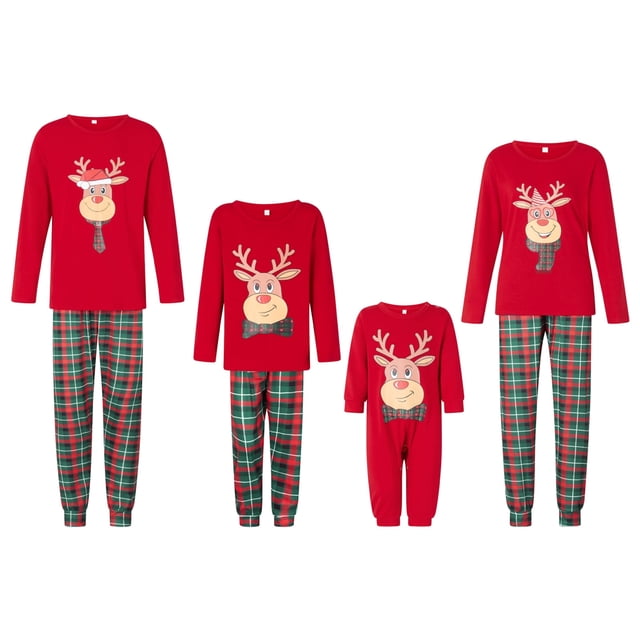 pijamas navideños fiomva pijamas familiares a juego en rojo con camiseta de manga larga y pantalón a cuadros verde y rojo, estampado de cabeza de ciervo en el pecho, incluye mameluco para bebé y bufanda para perro como complemento; frontal sobre fondo blanco, ideal para fotografías familiares.