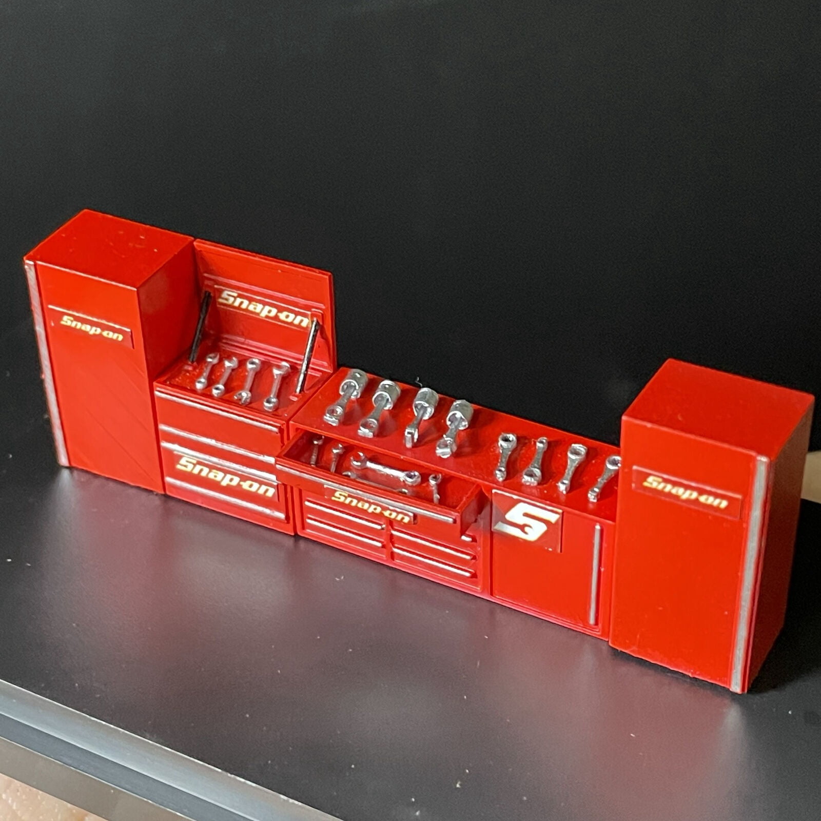 1:64 Scale Diorama Car Garage Workbench Model Kit Garage Accessories Red Tool Cabinet Equipment for Diecast Car Model,Workshop Maintenance Repair Scene Display Prop Toy