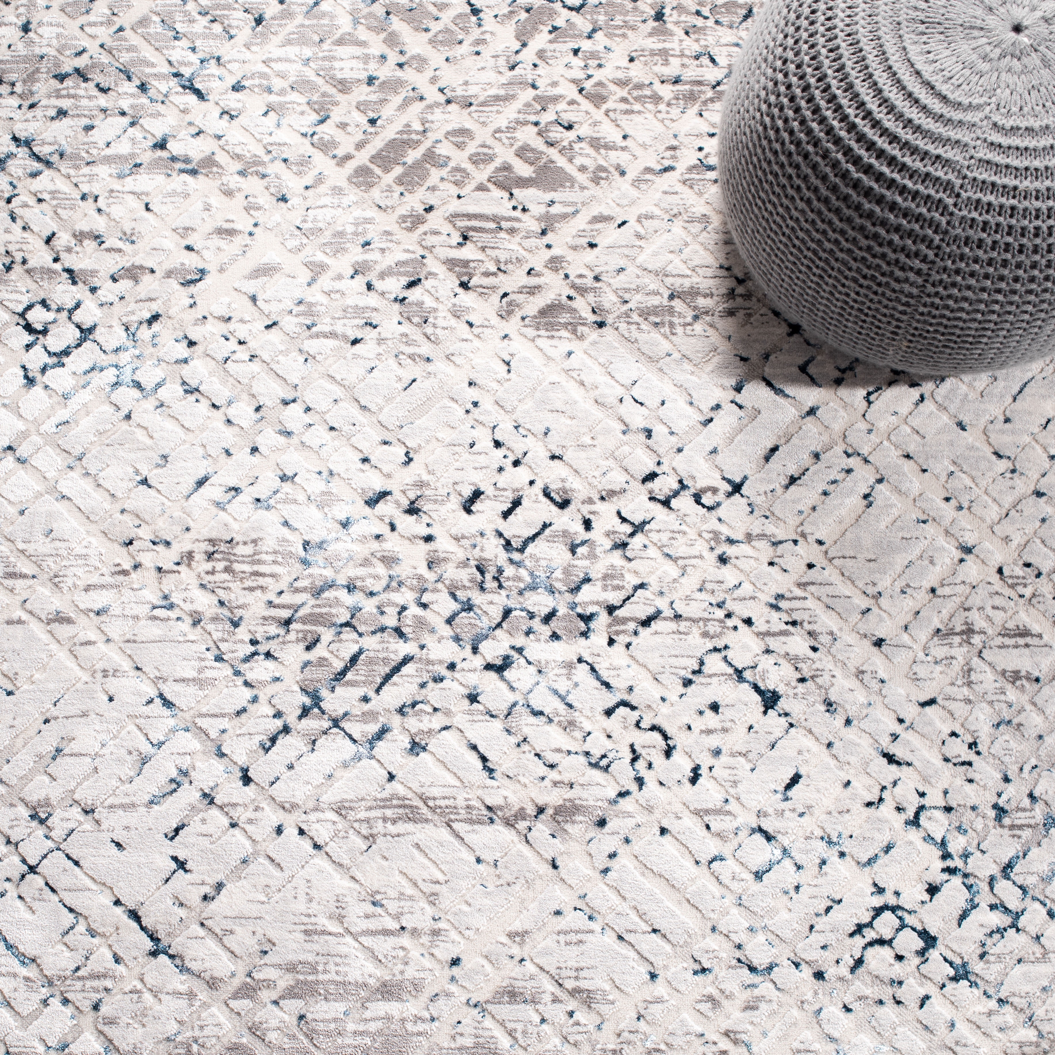 SAFAVIEH Amalfi Hannan Distressed Area Rug, Cream/Navy, 5'3" x 7'6"