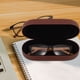thumbnail image 2 of Estuche para anteojos Estuche rígido para anteojos Estuche para anteojos Bolsillo Protector de anteojos de sol portátil Se adapta a la mayoría de anteojos y gafas de sol Marrón, 2 of 6