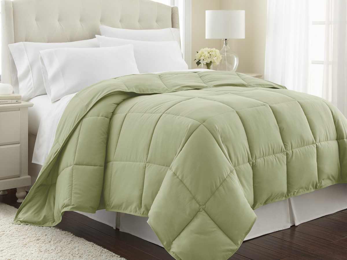 All Seasons Lightweight Down Alternative Comforter With Corner
