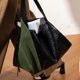 thumbnail image 2 of Bolso de lujo ligero de moda con combinación de colores en contraste de gamuza esmerilada de cuero de alta calidad para mujer, bolso de hombro sencillo e informal todo en uno, 2 of 5