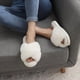 thumbnail image 3 of Pantuflas peludas para mujer con banda cruzada y espuma viscoelástica, zapatillas de casa con punta abierta, 3 of 5