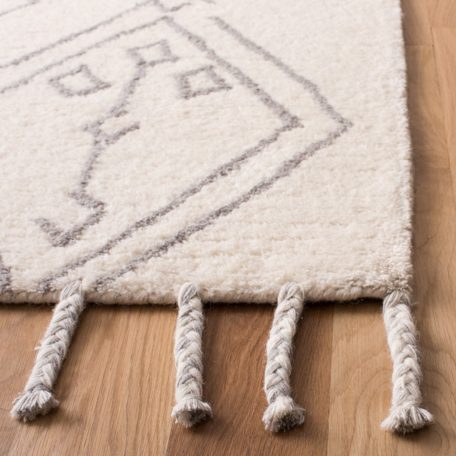 SAFAVIEH Casablanca Otis Abstract Moroccan Wool Shag Area Rug, Ivory/Silver, 4' x 6'