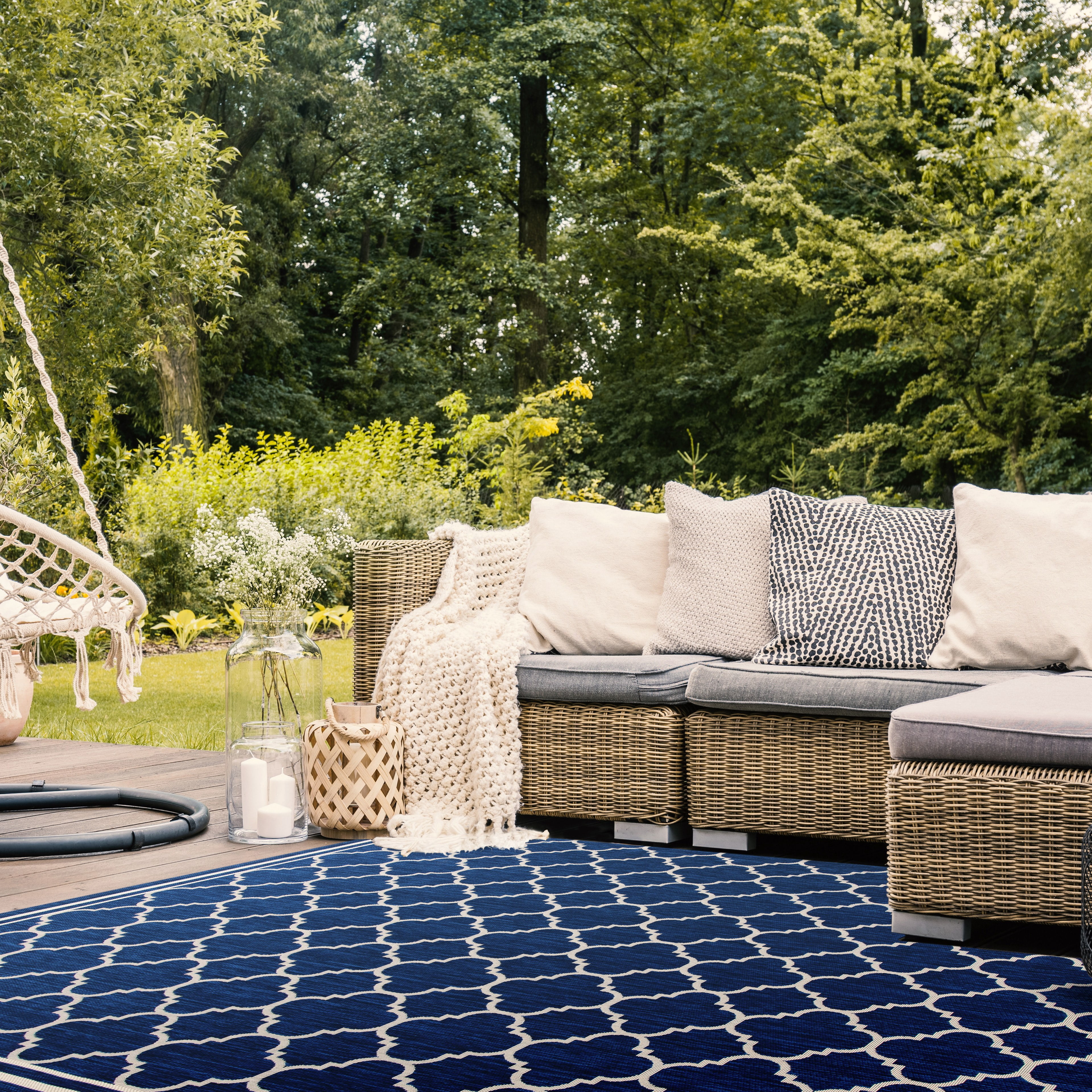 Safavieh Courtyard Alina Geometric Quatrefoil Indoor/Outdoor Area Rug, Navy/Beige, 9' x 12'