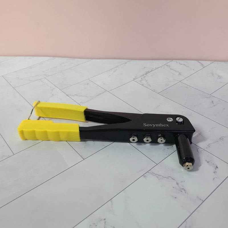 Sovynthex Hand tools, namely, riveters  Heavy-duty one-handed rivet gun with an ergonomic handle, suitable for metal, wood, and plastic