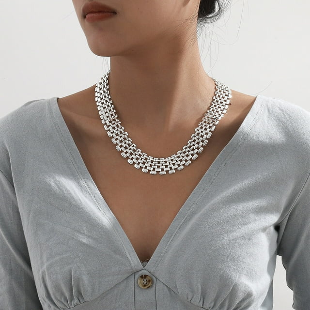 collar de cadena vacía gruesa punk hip-hop, plata 44cm, gargantilla de eslabones anchos estrangulados, joyería personalizada para mujer Gargantilla plateada de 44 cm con tres filas de eslabones anchos estrangulados y acabado metálico brillante, vista frontal sobre la clavícula en modelo con fondo neutro; también adecuada para crear capas con collares más finos.
