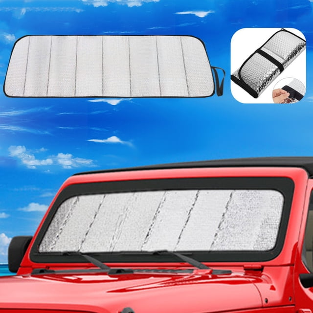 parasol para coche, protector solar, aislamiento, productos de parasol de 53,35 x 17,92 pulgadas — Parasol frontal plegable para ventana delantera con revestimiento de titanio plateado, tamaño 53.35x17.92 in, superficie reflectante metálica y borde negro; mostrado desplegado en el parabrisas de un coche rojo y doblado en inserto con correa de sujeción. Diseñado para ayudar a reducir la temperatura interior y bloquear la luz solar; también suele usarse para proteger el tablero durante estacionamientos largos.