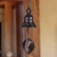 thumbnail image 4 of Campana colgante de bronce antiguo, diseño con hojas, sonido melodioso, ideal para decoración de hogar, jardín o regalo. Incluye gancho para colgar fácilmente. Tamaño pequeño (6.5 cm de diámetro)., 4 of 7