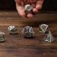 thumbnail image 3 of Juego de metal DND Juego de metal hueco DND Juego de poliedros pequeños para juegos de mesa Juego de rol Latón plateado, 3 of 4