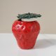 thumbnail image 5 of Tarro de Cerámica Fresa - Diseño 3D, Tapa Hermética y Versátil - Almacenaje de Dulces/Té y Florero para Cocina/Decoración, 5 of 6