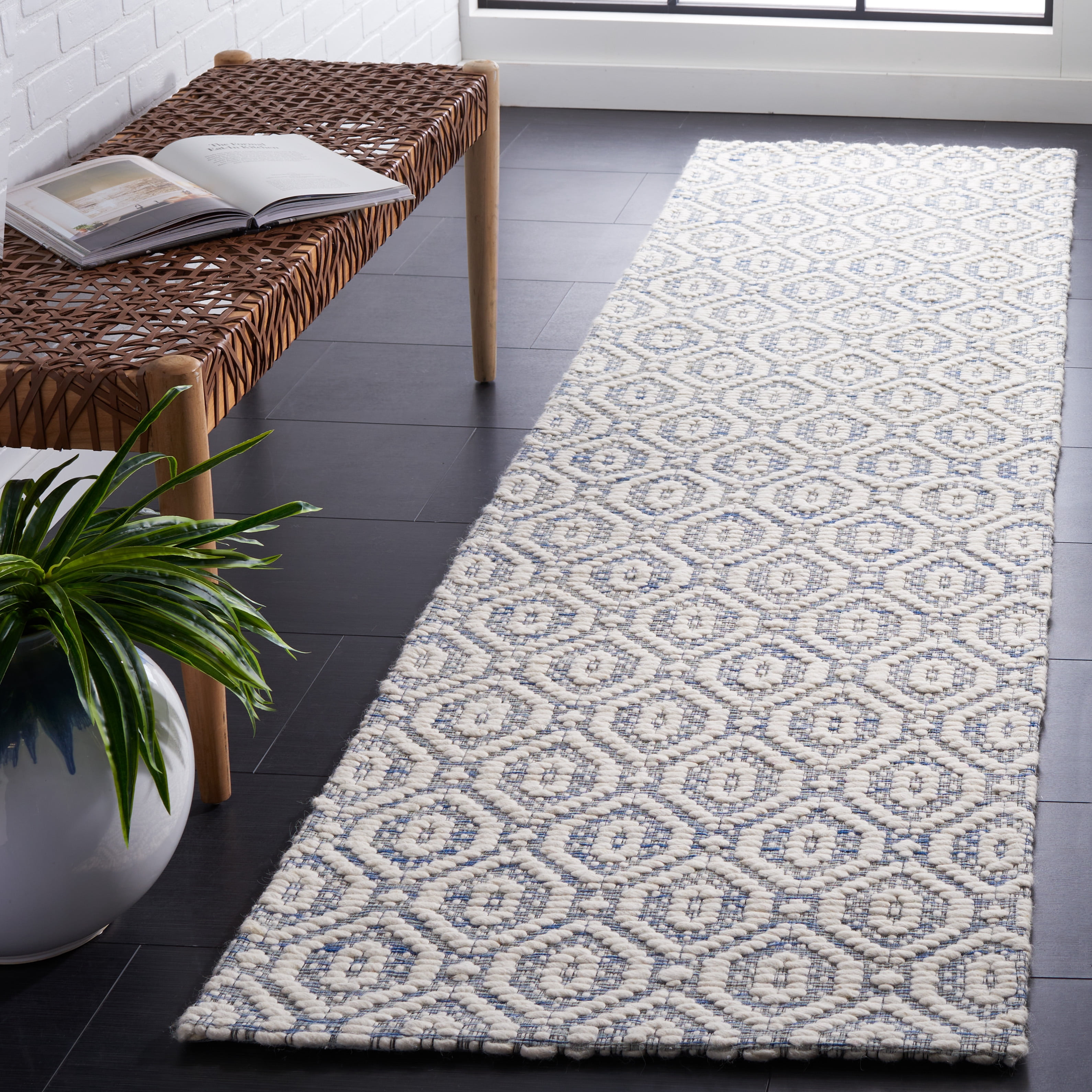 SAFAVIEH Marbella Fabiana Geometric Runner Rug, Blue/Ivory, 2'3" x 9'