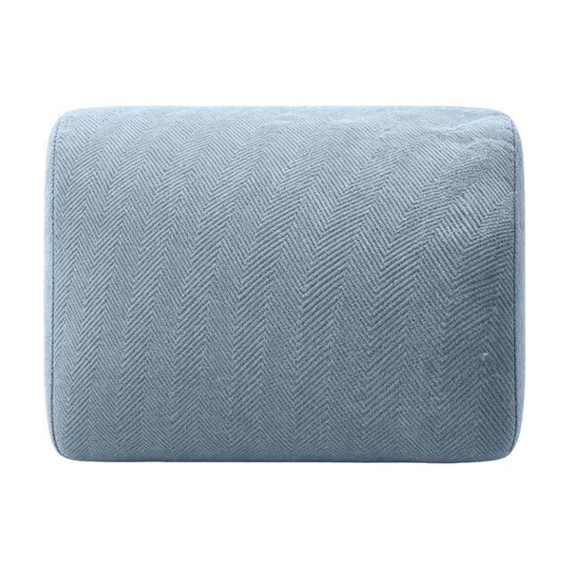 funda de sofá suave y tejida, elástica y flexible, con protector de tela, apta para mascotas, para sala de estar, dormitorio y uso doméstico. Vista frontal de sección plegada en azul claro, tejido de lino con patrón espiga y borde cosido; tamaño 135 x 95 x 3 cm (53.2 x 37.4 x 1.2 in). Protege contra pequeños derrames y suele usarse también para cubrir cojines o áreas de descanso de mascotas.