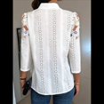 thumbnail image 4 of Blusa Informal con Cuello de Banda, Mangas Abullonadas 3/4 y Bordado Floral con Ojales para Mujer Verde XXL, 4 of 5